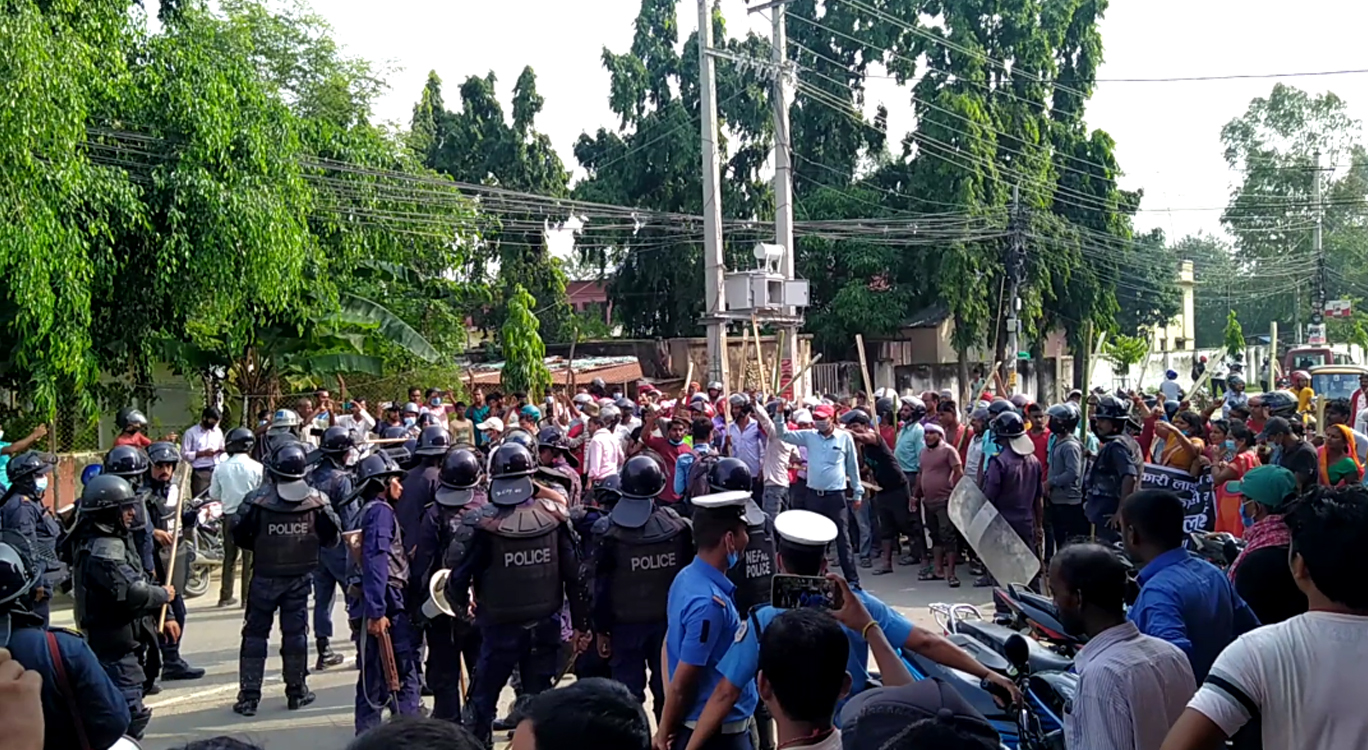 जनकपुरमा सीके राउतका कार्यकर्ता र प्रहरीबीच झडप, प्रहरीद्वारा लाठीचार्ज (भिडियो)